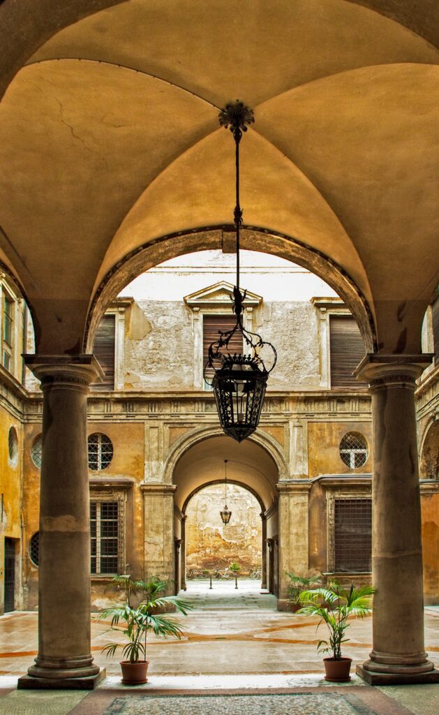 Un portico ad archi con una lanterna