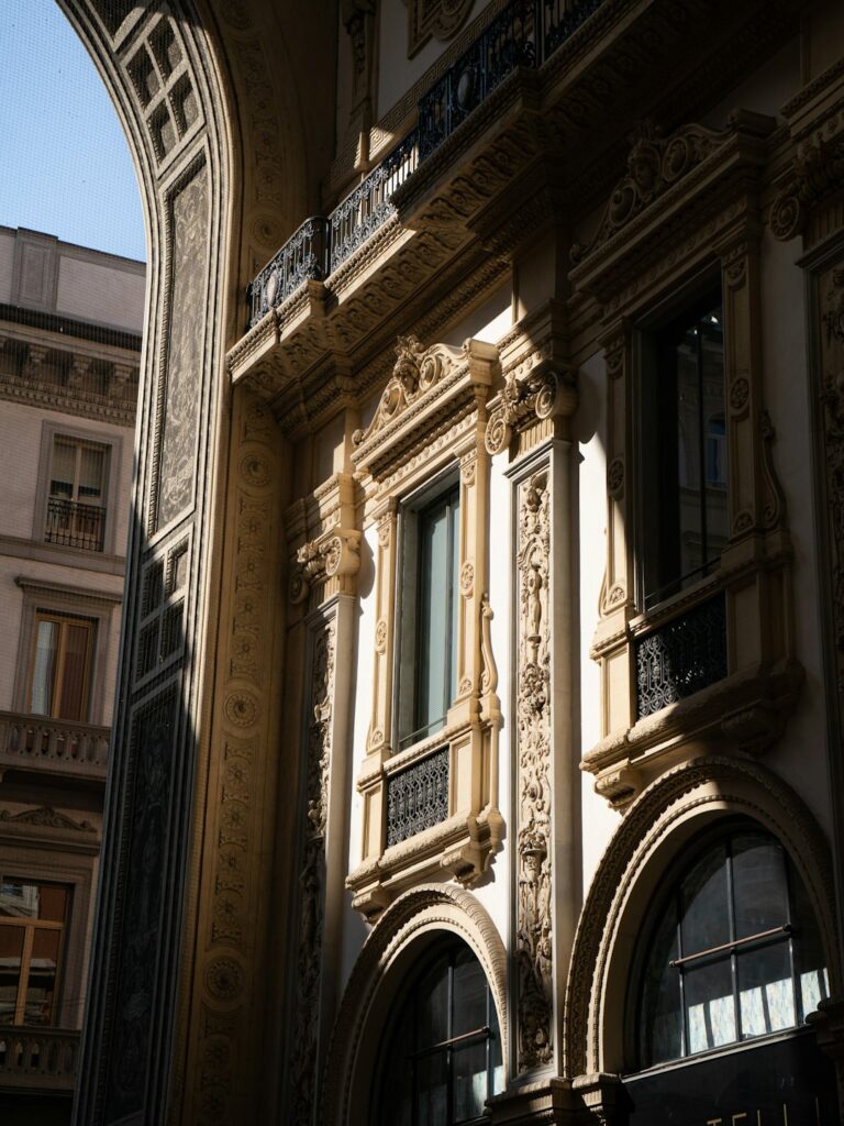 La facciata di un palazzo storico vista dal basso