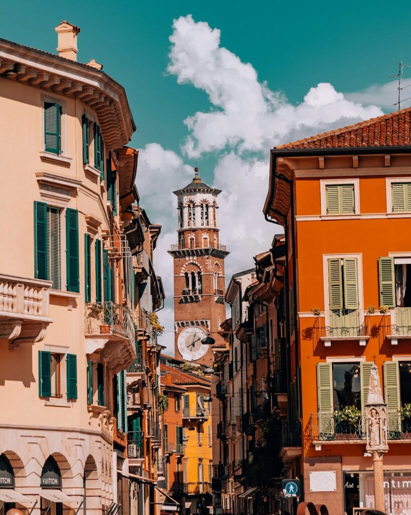Case colorate e una torre in un centro storico