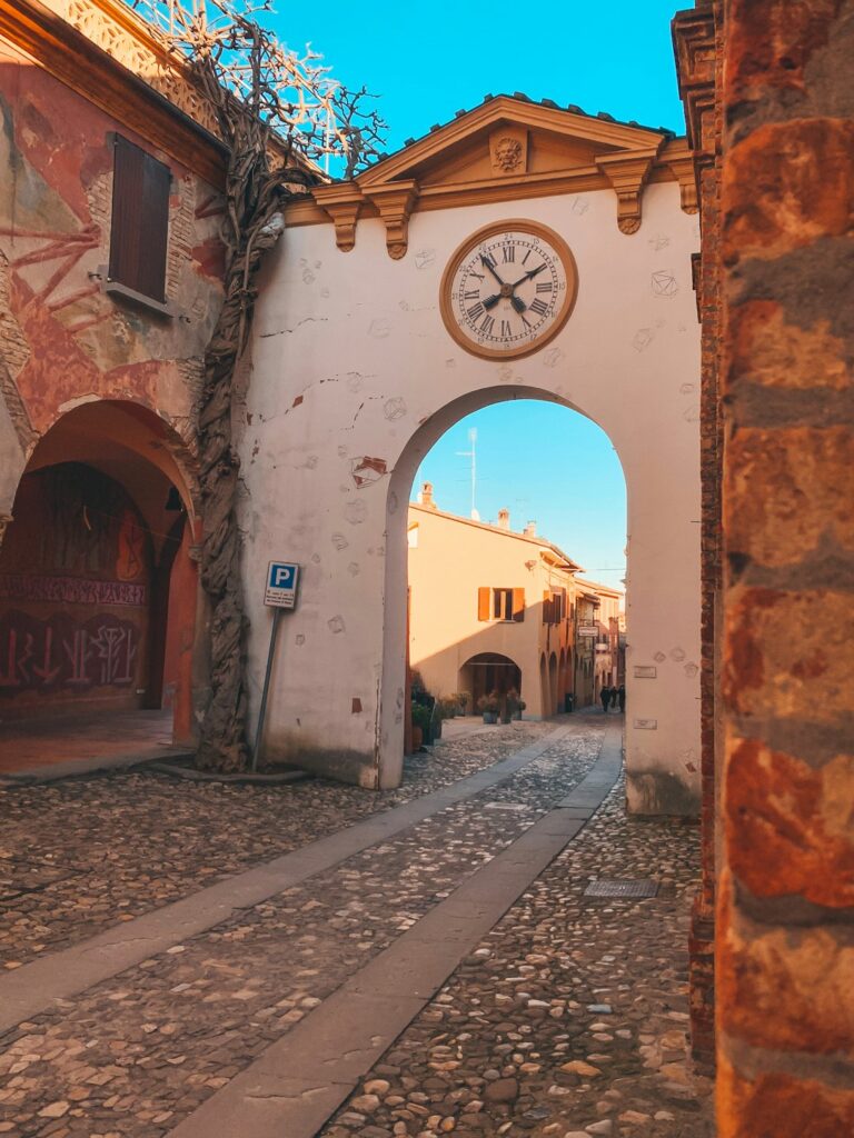 Un’antica porta ad arco con l’orologio