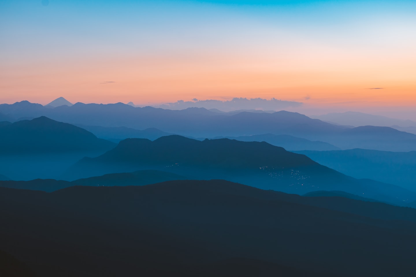 Tramonto sulle montagne avvolte dalla foschia