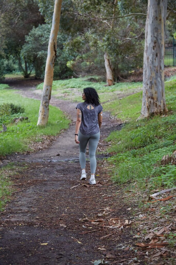 Una persona cammina su un sentiero nel bosco