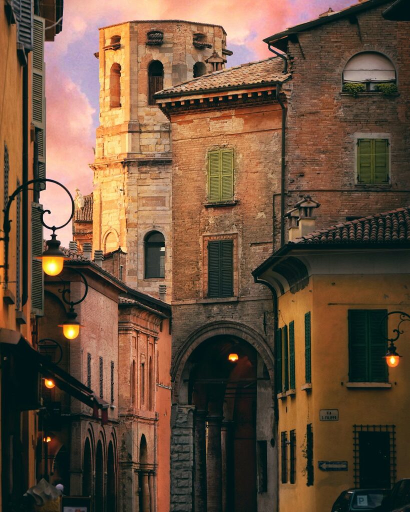 Un vicolo tra palazzi storici al tramonto