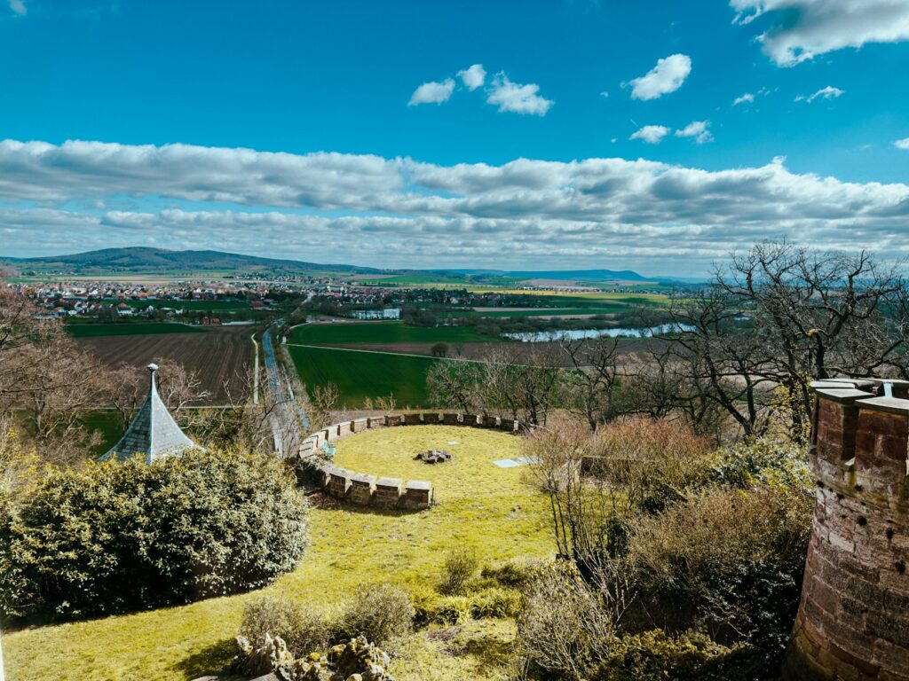 Le rovine di un castello nel verde