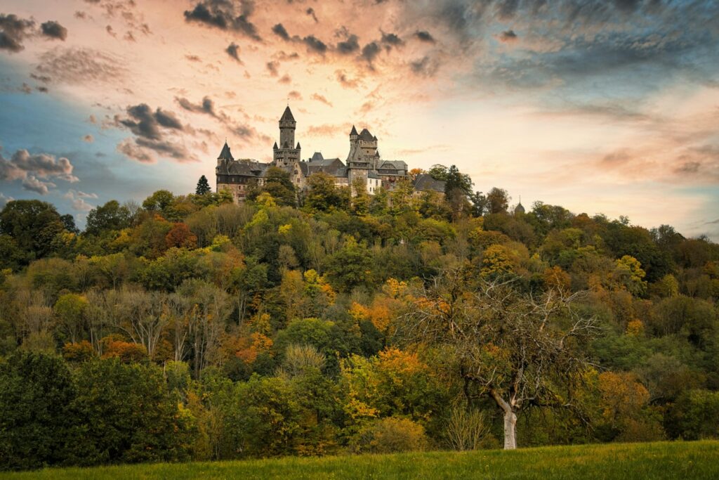 Un castello sulla collina in autunno