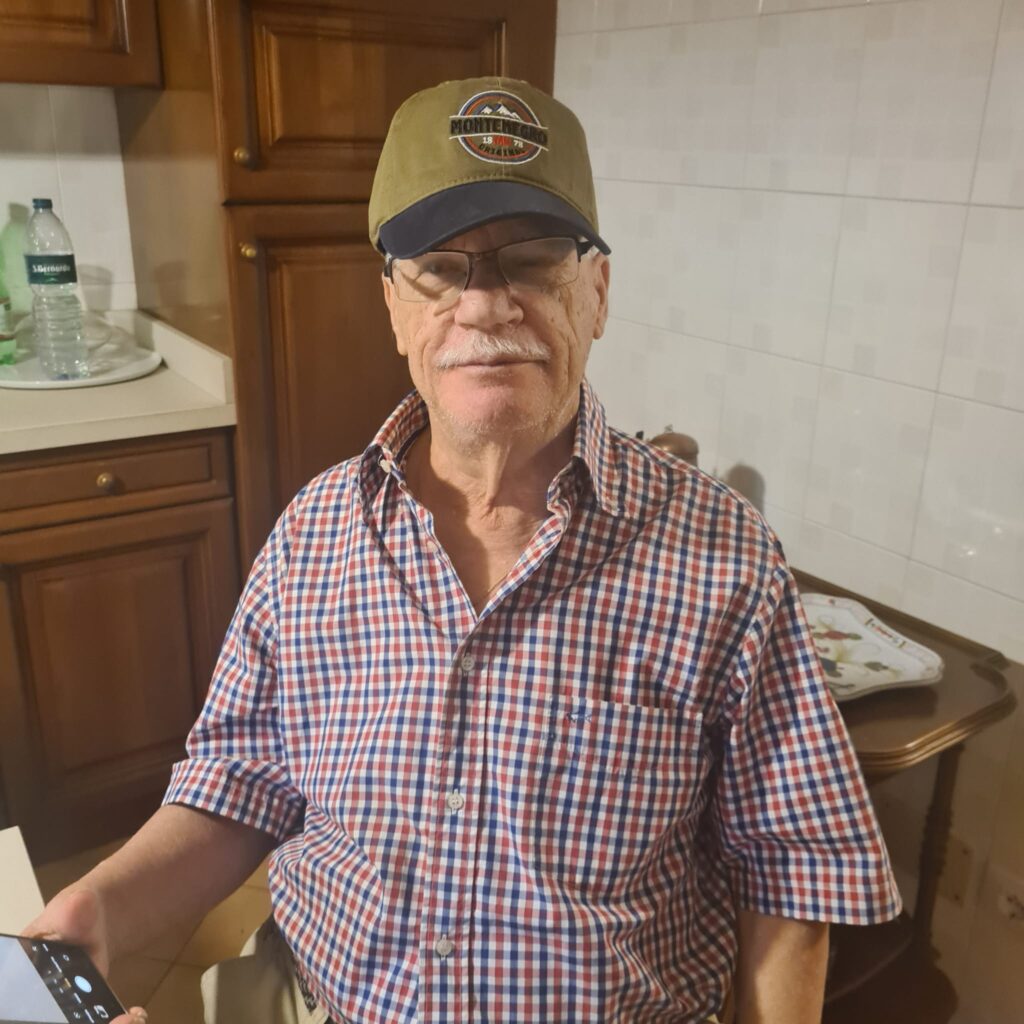 Giacomo oggi, con il cappellino del Montenegro